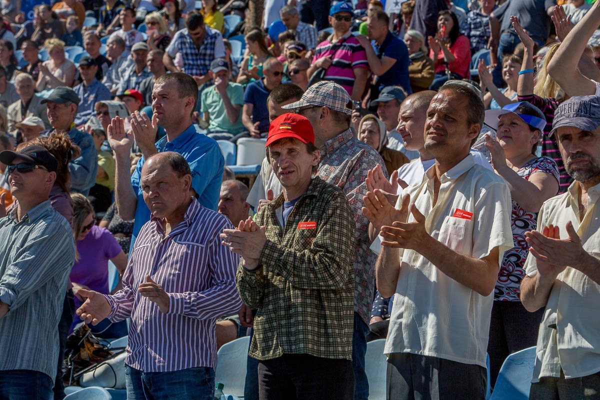 Все внимание было устремлено к сцене, с которой пастор провозглашал религиозные лозунги Все внимание было устремлено к сцене, с которой пастор провозглашал религиозные лозунги