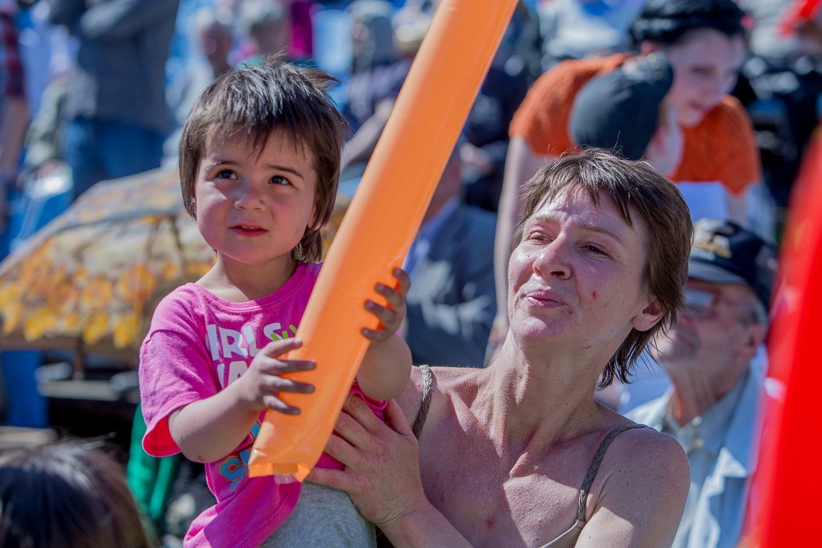 Многие пришли на молитву с детьми Многие пришли на молитву с детьми