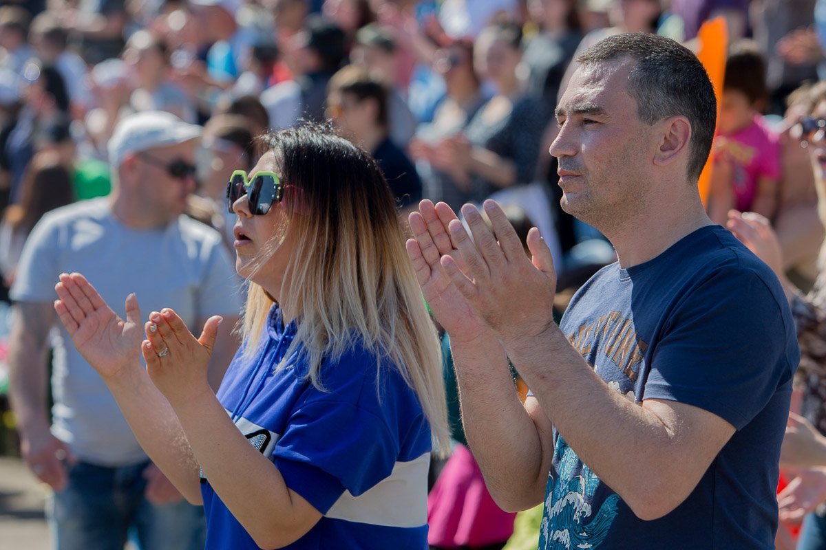 Многие пришли на молитву в компании друзей и близких Многие пришли на молитву в компании друзей и близких