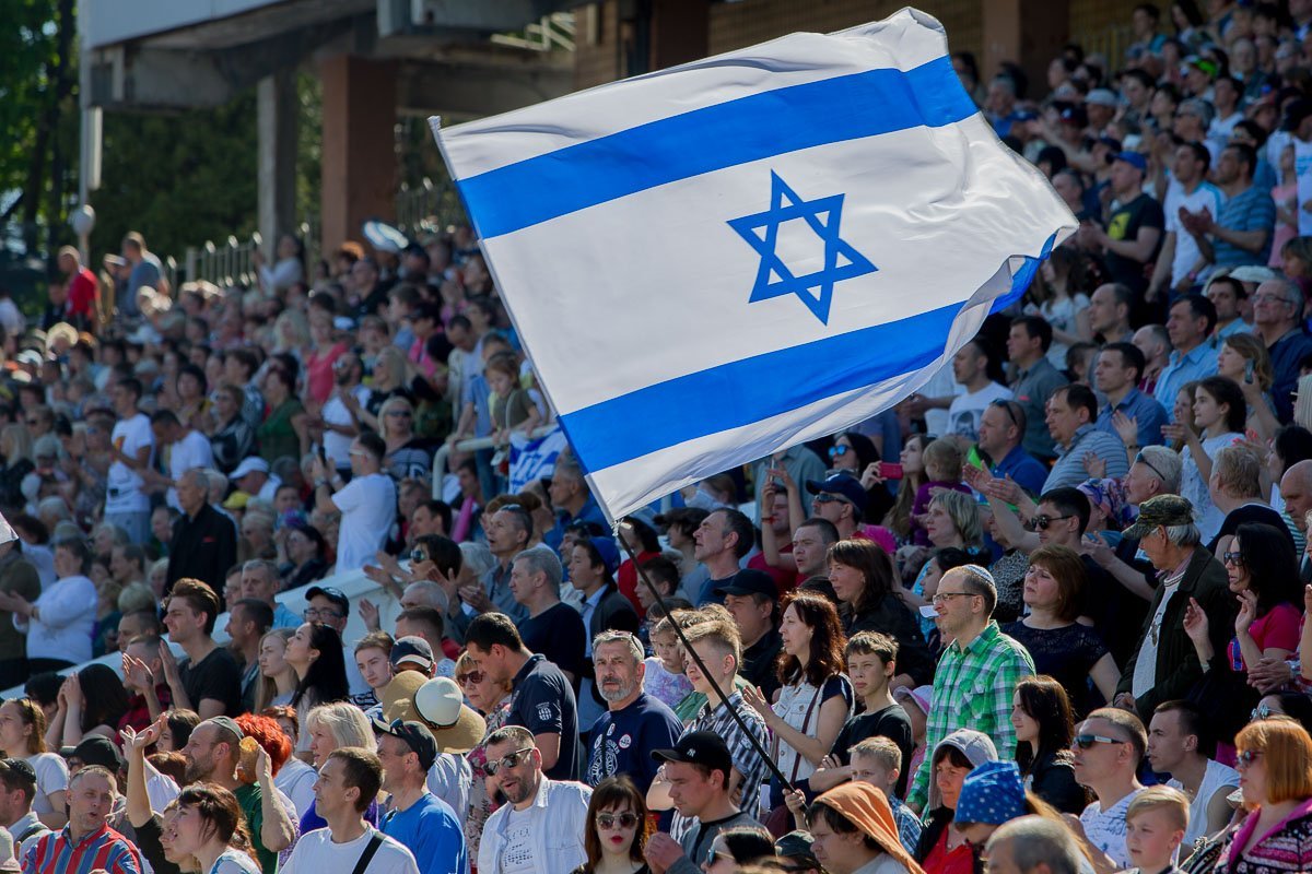 Помимо Украинского флага, можно было встретить и флаг Израиля Помимо Украинского флага, можно было встретить и флаг Израиля