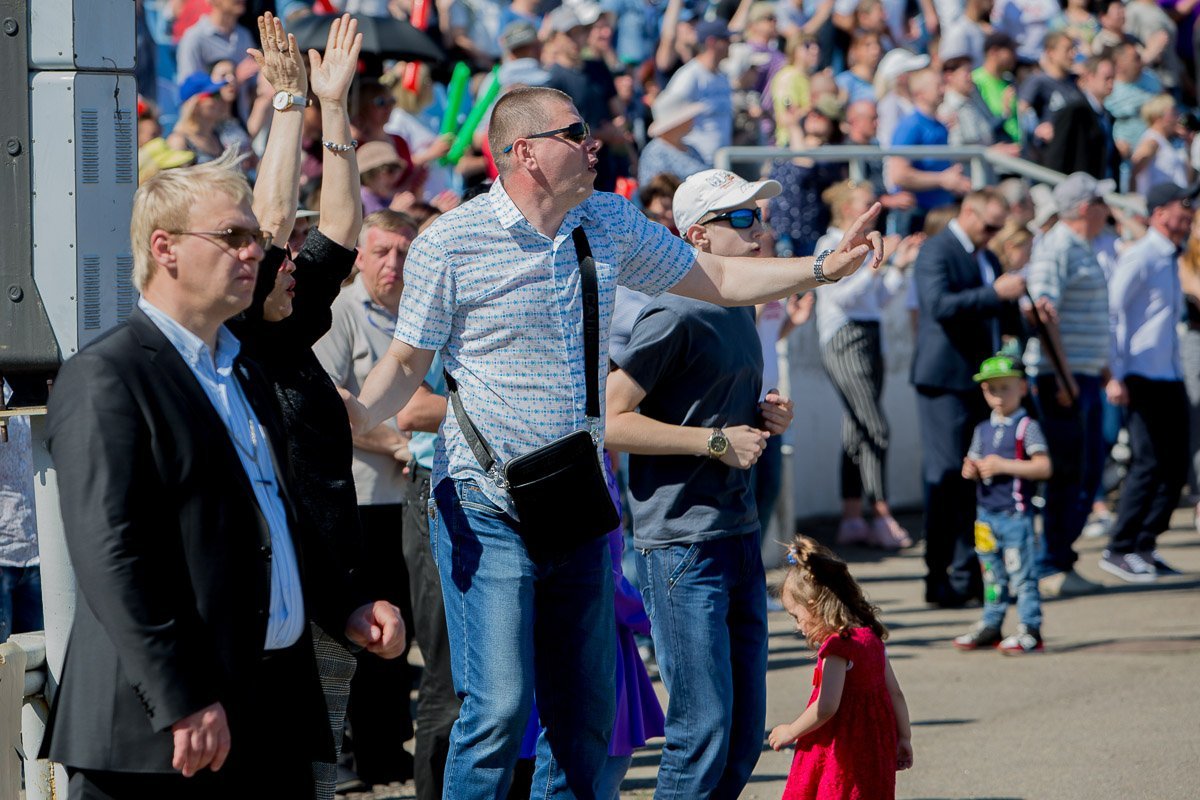 Дети и взрослые молились вместе Дети и взрослые молились вместе