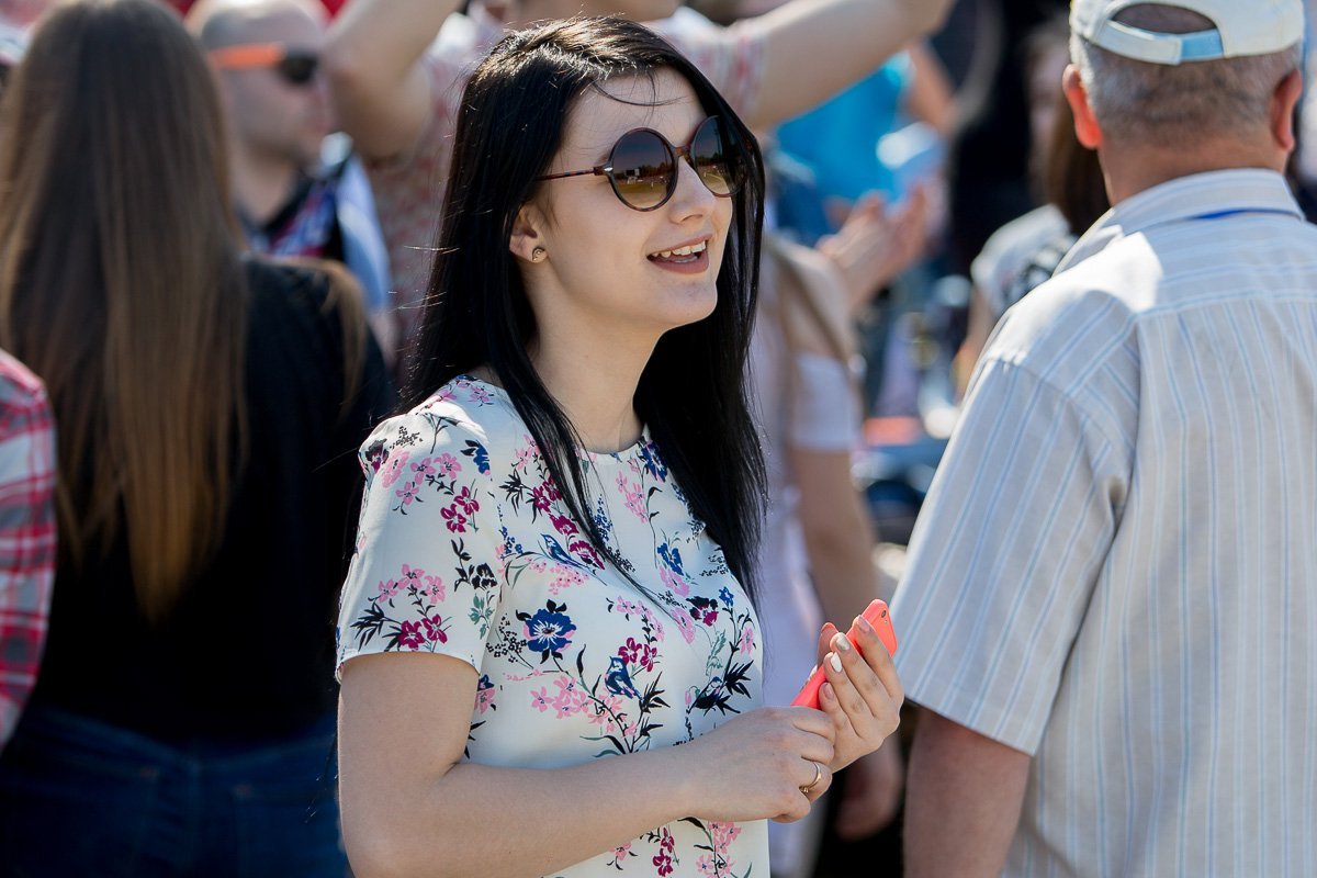 Среди прихожан были и молодые девушки Среди прихожан были и молодые девушки