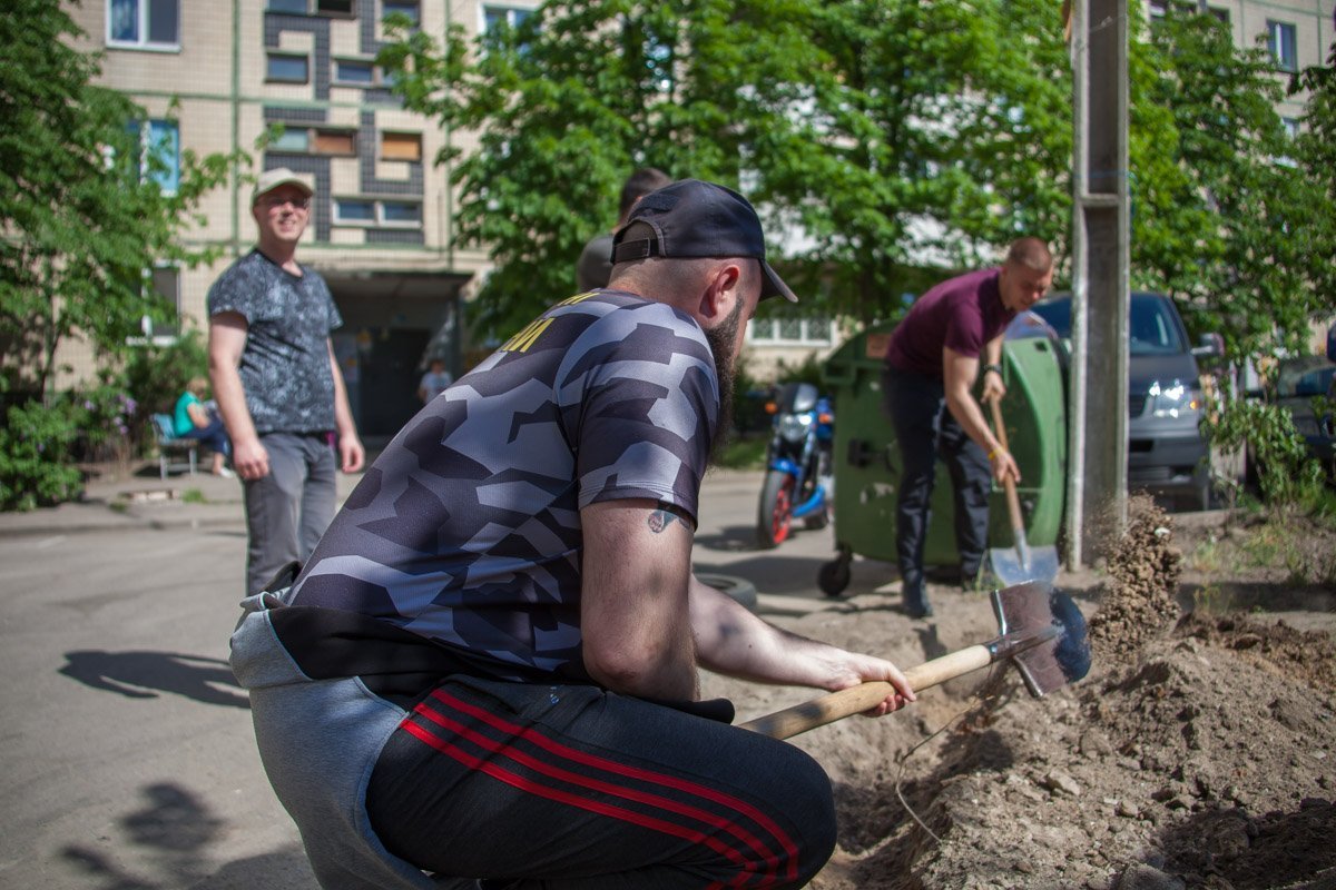 Общественники не успели приехать, как сразу же схватились за лопаты