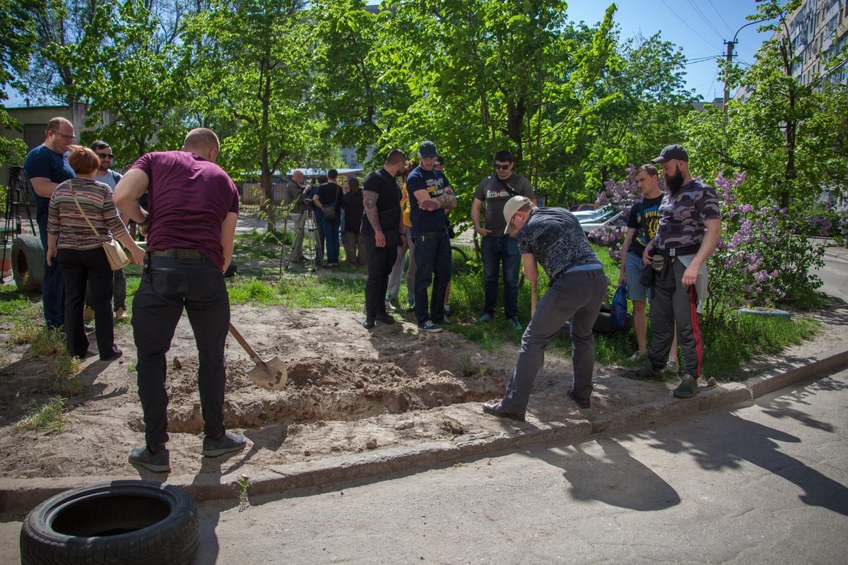 Во дворе собрались десятки людей: кто копал, кто поддерживал, кто наблюдал...
