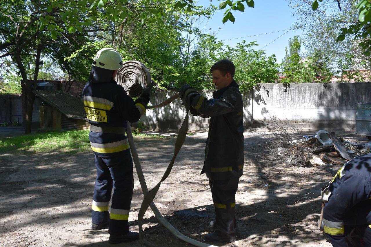 Спасатели помогли местным жителям выйти на свежий воздух