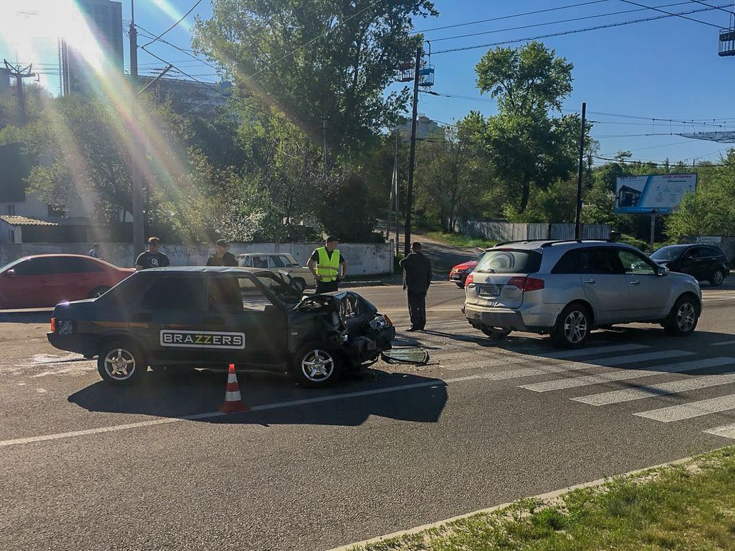 Автомобиль ВАЗ был с надписью Brazzers