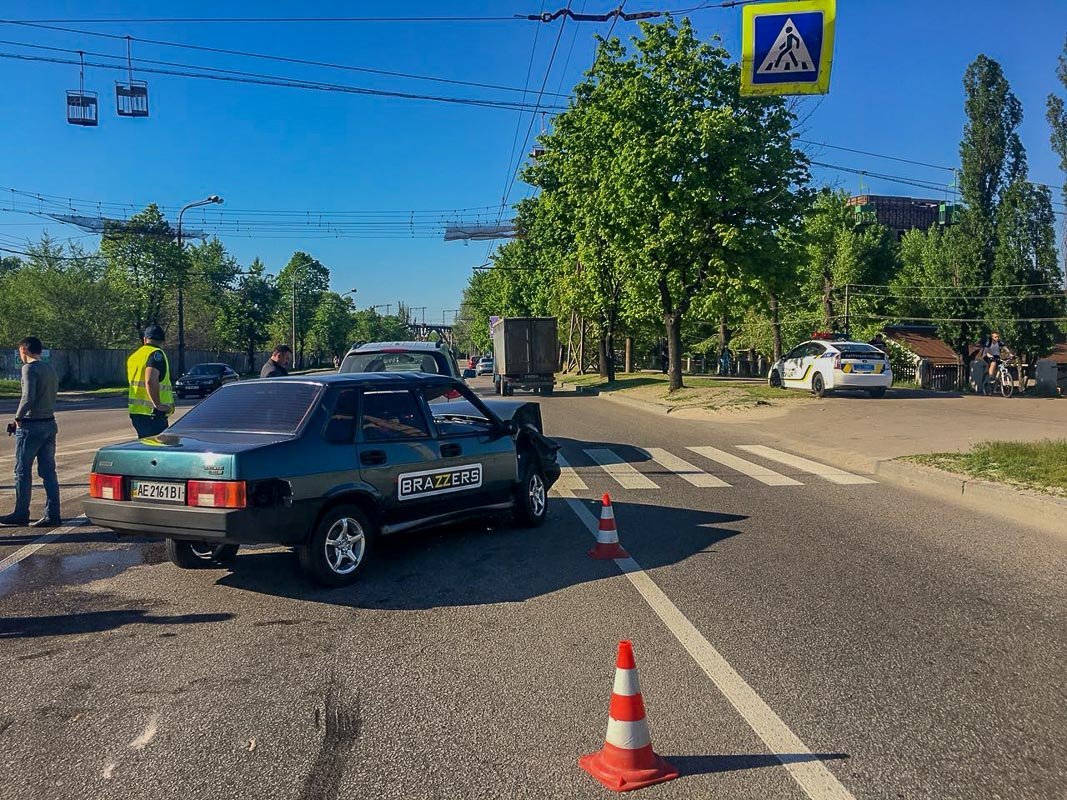 Движение на данном участке дороги затруднено: водители двигаются в правом крайнем ряду
