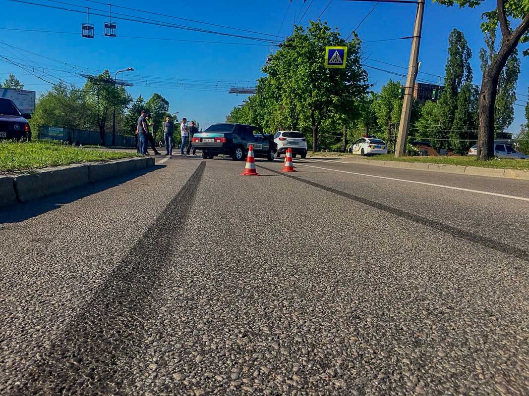 Длина тормозного пути автомобиля ВАЗ составила около 25 метров