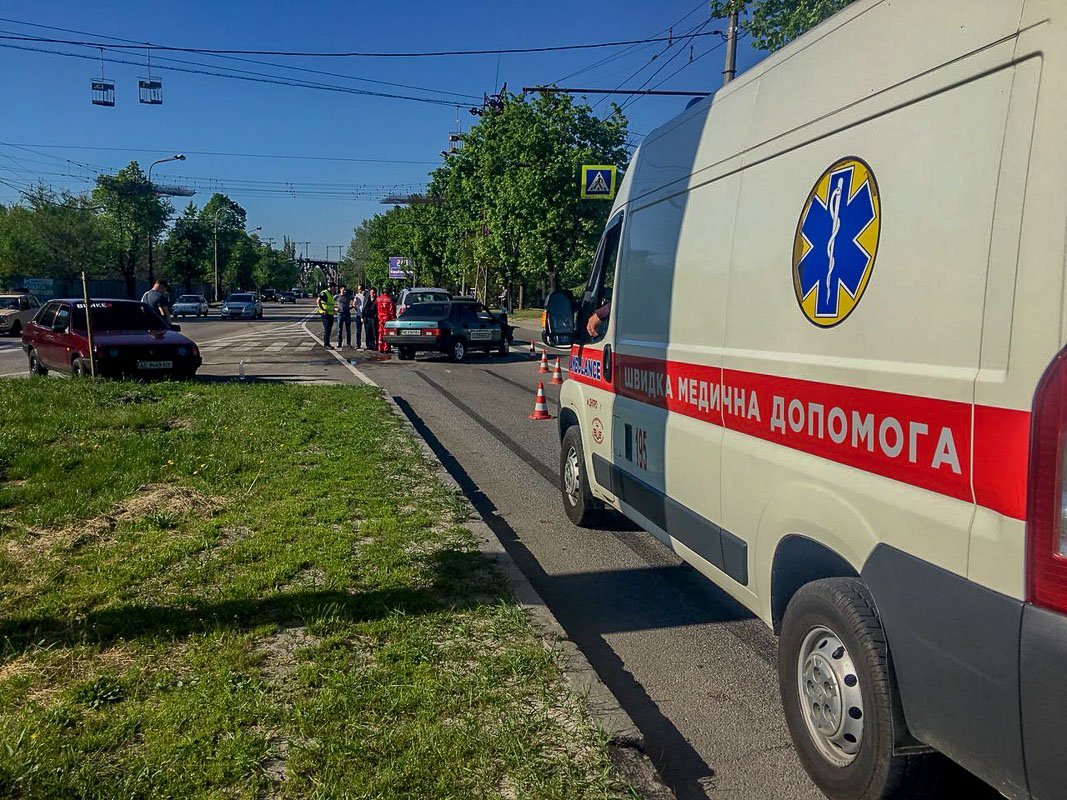 Водителя ВАЗ "скорая" госпитализировала в больницу имени Мечникова, он получил легкие телесные повреждения. Детей госпитализировали в областную детскую клиническую больницу, они отделались легкими царапинами