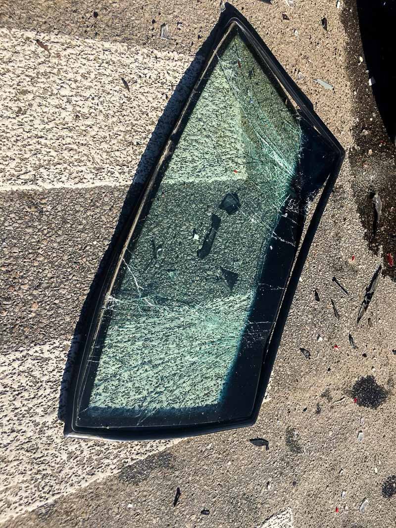 В результате ДТП у ВАЗ вылетело лобовое стекло