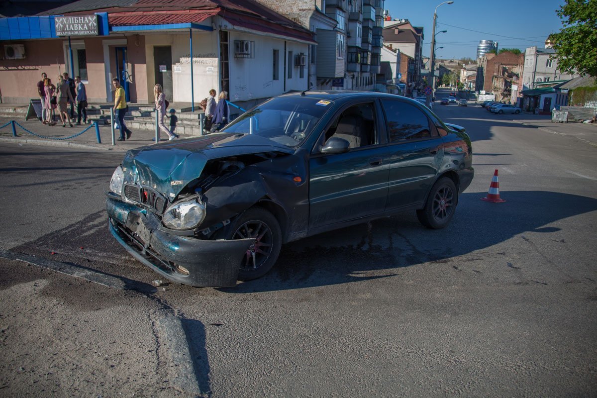 При столкновении автомобили сильно пострадали