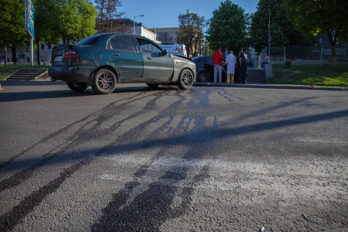 Предварительно, авария произошла из-за того, что водитель Daewoo не пропустил автомобиль, двигавшийся по главной улице