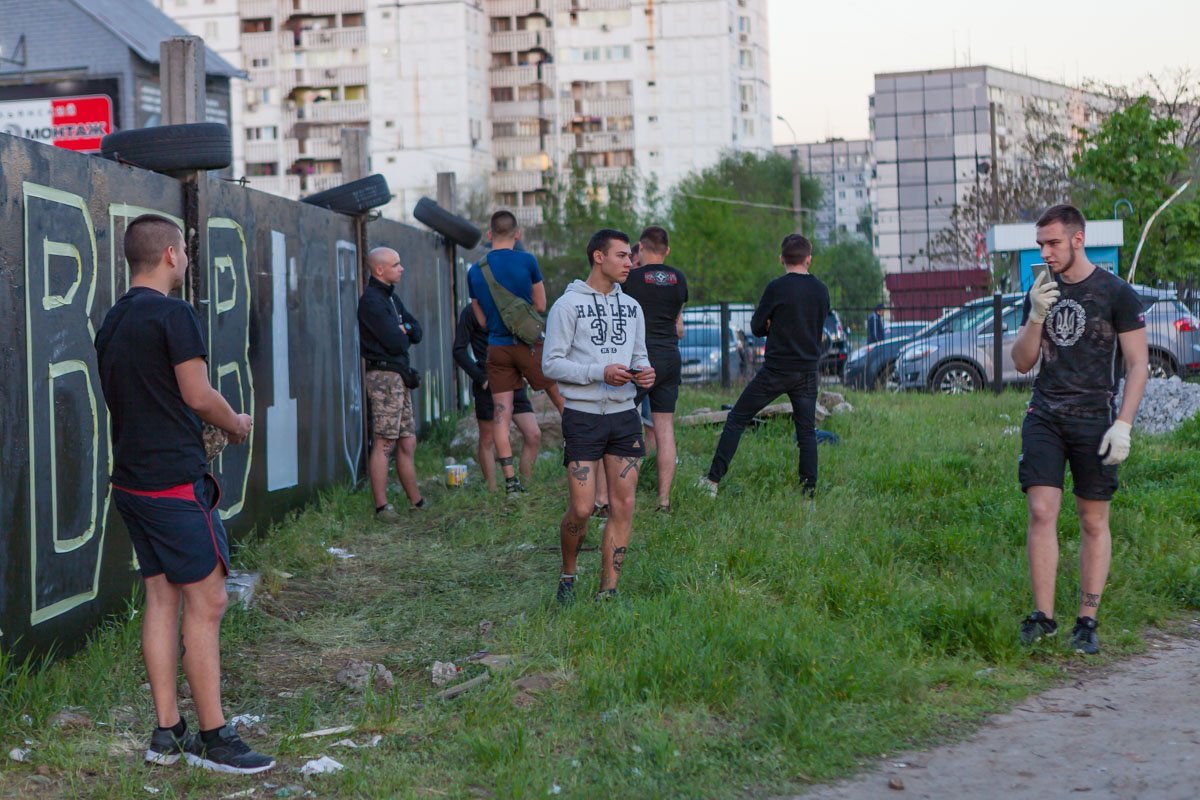 Около 18:00 на проспекте Мира, 2а, произошел конфликт между жильцами и активистами Около 18:00 на проспекте Мира, 2а, произошел конфликт между жильцами и активистами