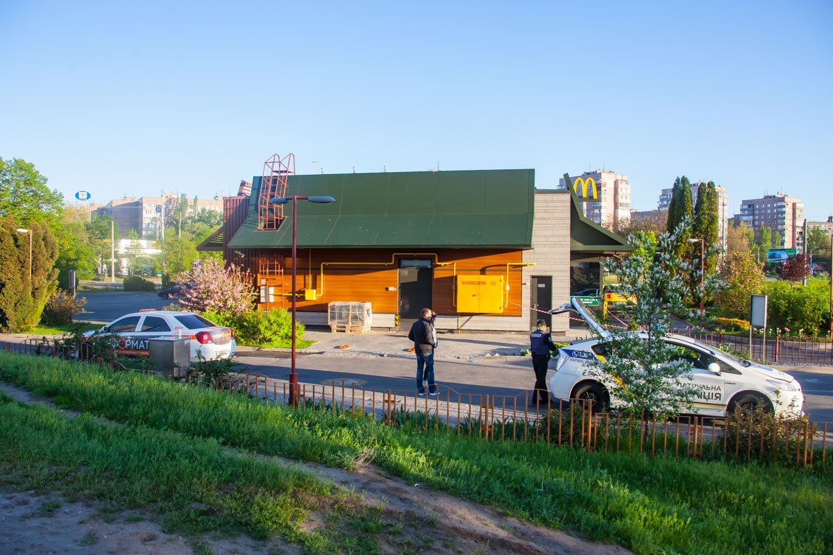 Человек, который избил мужчин, с места происшествия скрылся