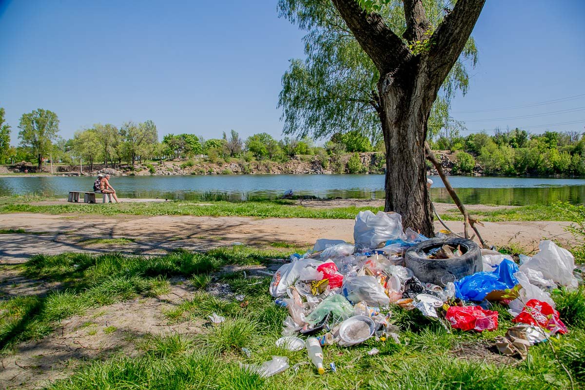 Прийти и насладиться природой любят все, а убирать - не царское дело Прийти и насладиться природой любят все, а убирать - не царское дело