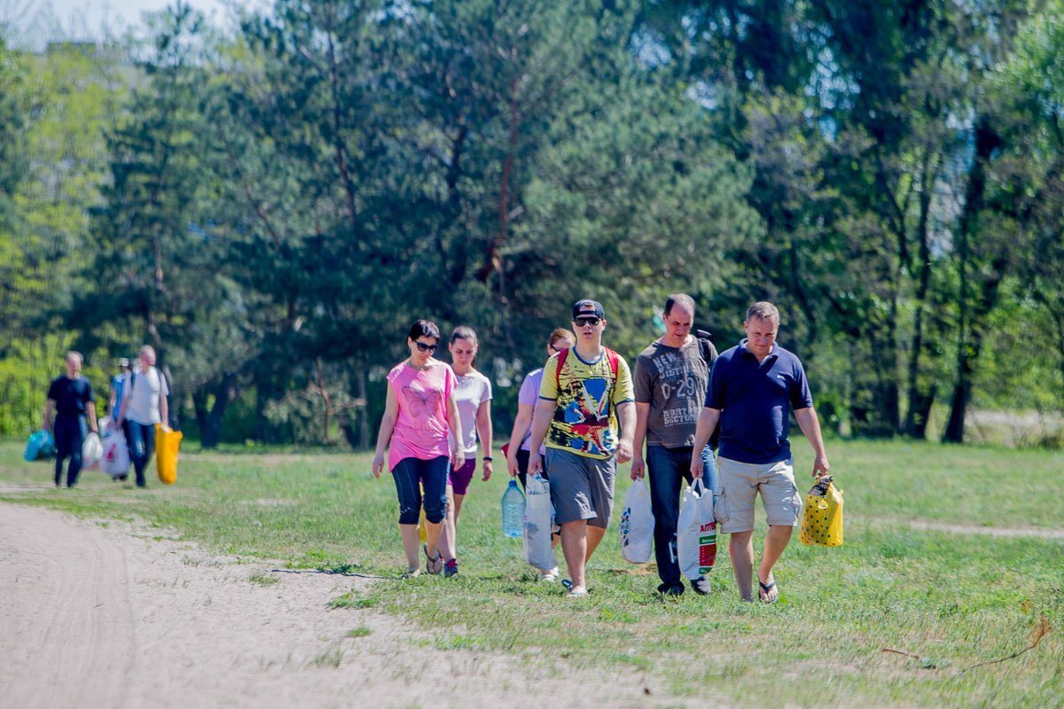 Поход на природу с огромными баулами всегда запоминается Поход на природу с огромными баулами всегда запоминается