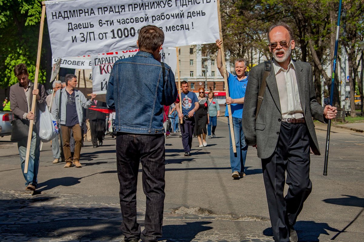 Колонна трудящихся прошла по центральному проспекту города
