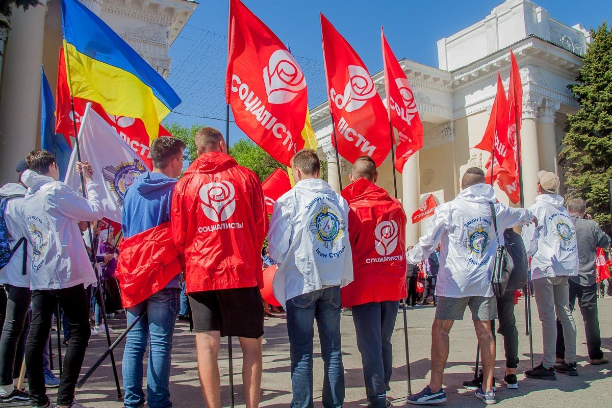 Молодые люди в ветровках выдержали испытание солнцем