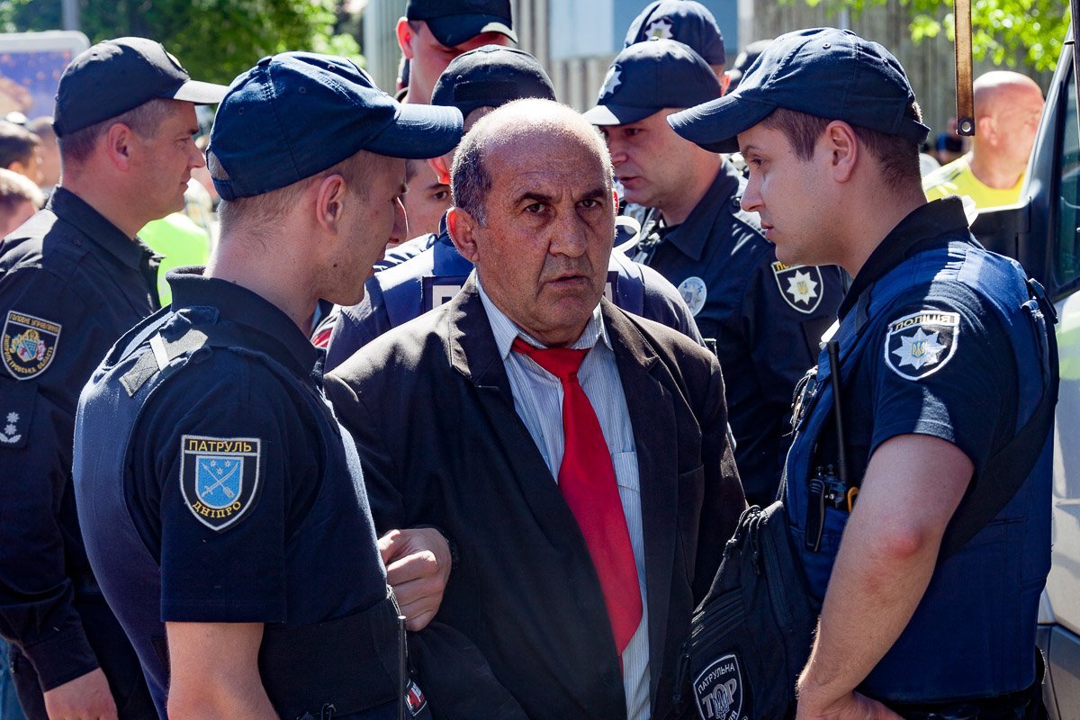 В принципе, мужчина добился того, чего хотел: народ его точно слышал и видел