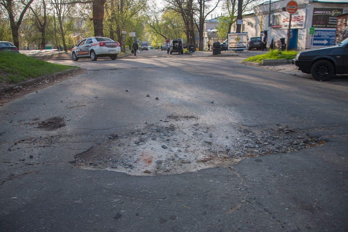 Увлекательная игра «А ну-ка проедь, не оставив тут колеса»