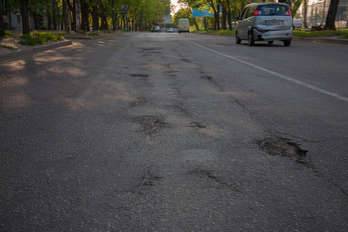 Вид дороги и состояние автомобиля справа создают удручающую картину