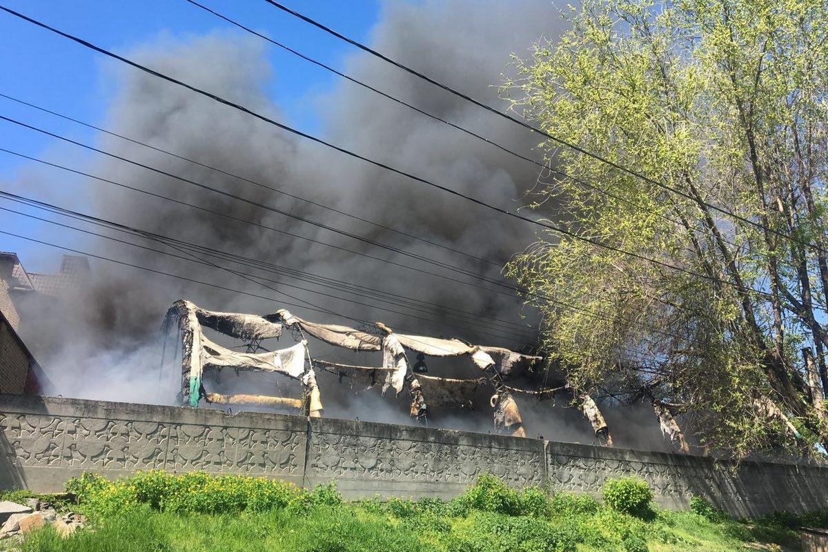 Предварительно, горят теплицы на территории типографии Предварительно, горят теплицы на территории типографии