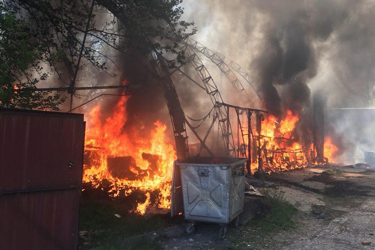 Огонь полностью уничтожил помещение Огонь полностью уничтожил помещение