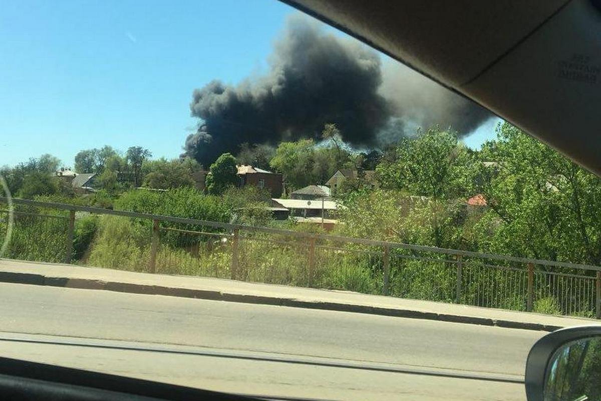 В результате того, что внутри находится краска, из здания шел плотный черный дым В результате того, что внутри находится краска, из здания шел плотный черный дым