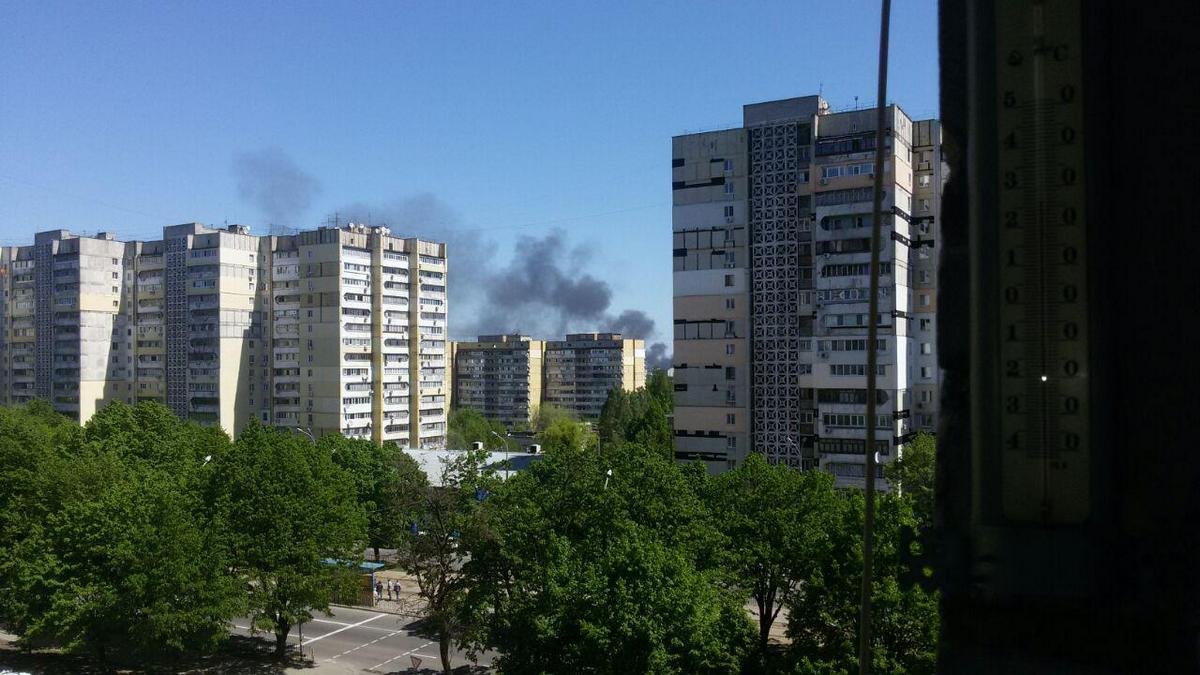 Плотный дым был виден на расстоянии нескольких километров Плотный дым был виден на расстоянии нескольких километров