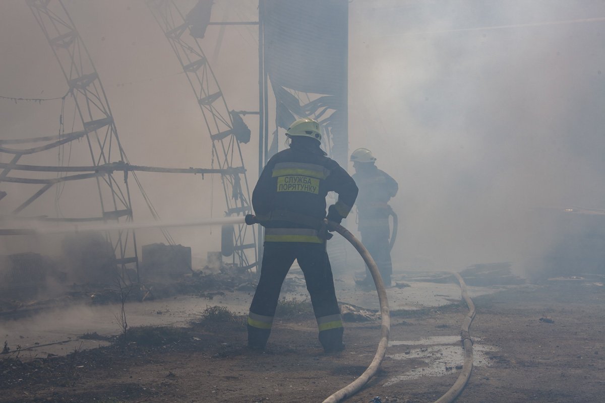 Спасатели ликвидируют пожар в типографии Спасатели ликвидируют пожар в типографии