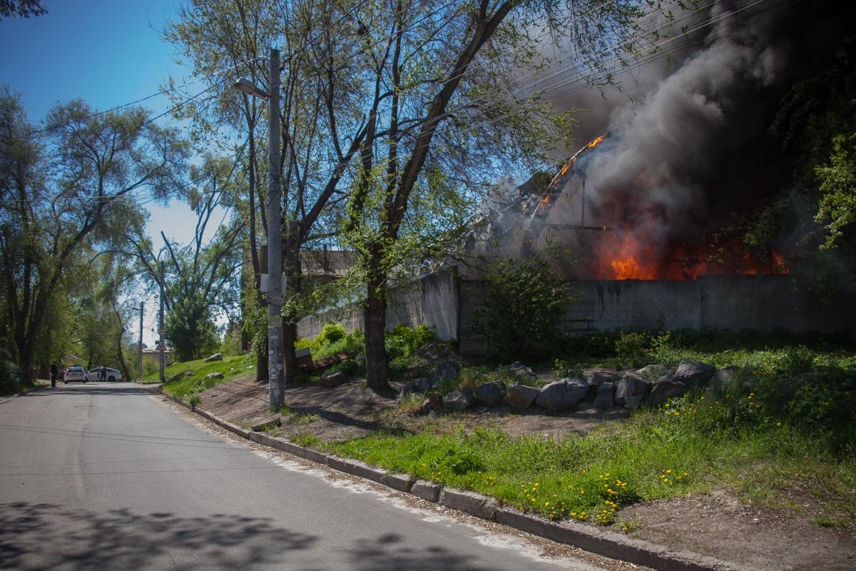 Прохожие с интересом наблюдали за происходящим Прохожие с интересом наблюдали за происходящим