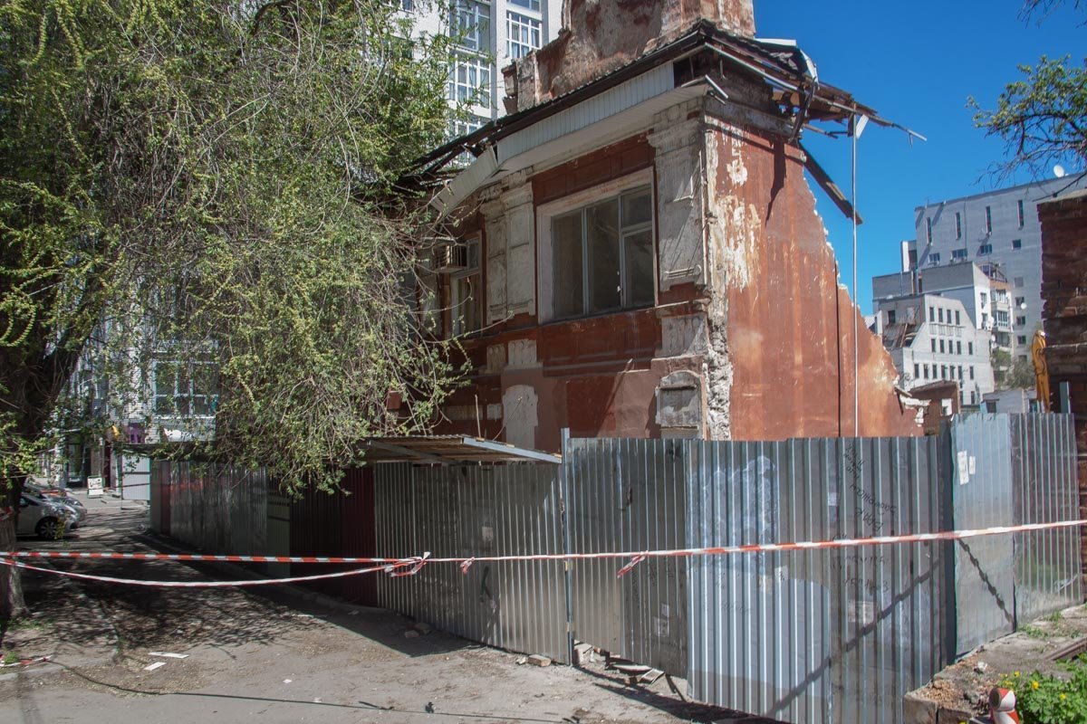 От небольшого старинного здания осталась лишь одна стена От небольшого старинного здания осталась лишь одна стена