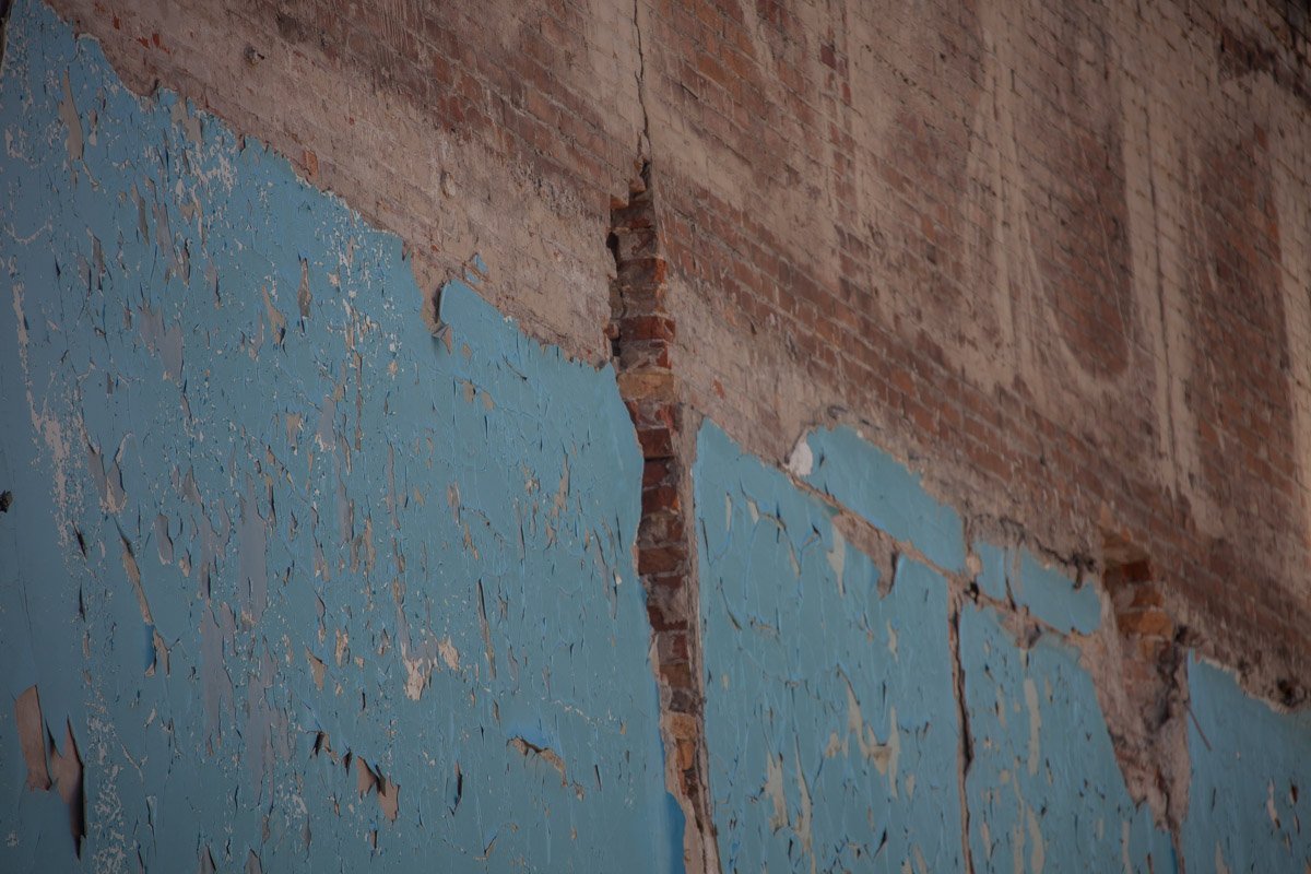 На несущей стене соседнего здания появились внушительные трещины и расколы На несущей стене соседнего здания появились внушительные трещины и расколы