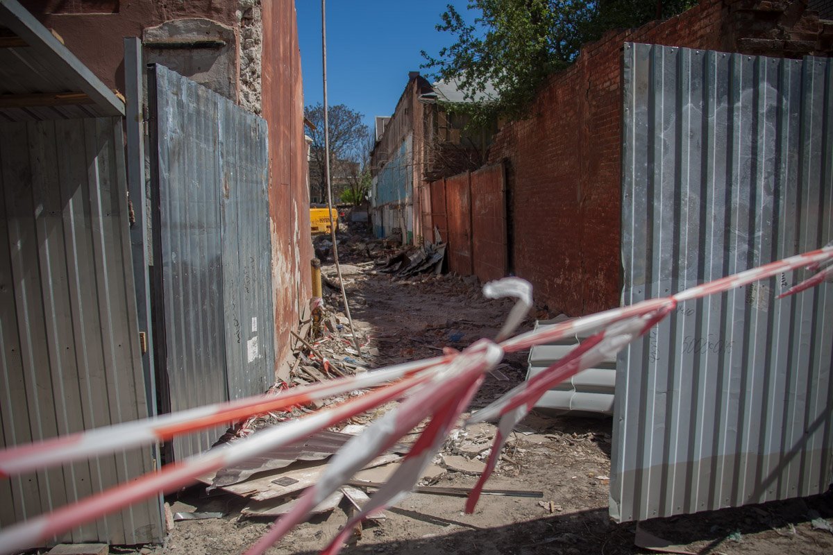 Разногласия между жильцами соседних домов и рабочими переходят в конфликты, а потому на "лобное" место регулярно приезжают сотрудники патрульной полиции Разногласия между жильцами соседних домов и рабочими переходят в конфликты, а потому на "лобное" место регулярно приезжают сотрудники патрульной полиции