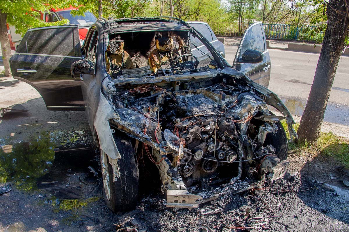Очевидцы утверждают, что автомобиль подожгли