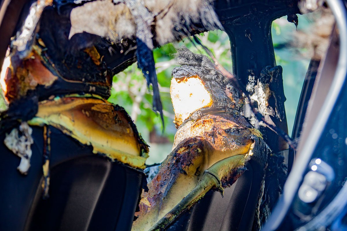 В результате пожара сильно выгорел салон автомобиля