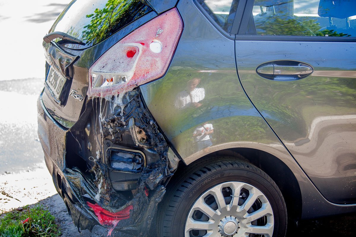 Вследствие пожара оплавилась задняя часть автомобиля