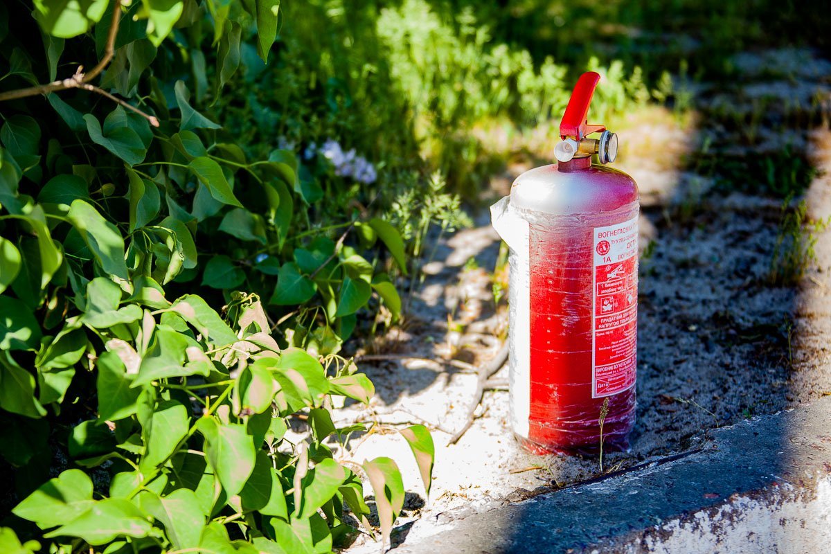 Горящий автомобиль изначально пытались спасти своими силами