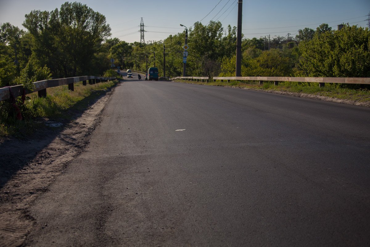 Вдоль дороги нет ни одной ямы Вдоль дороги нет ни одной ямы