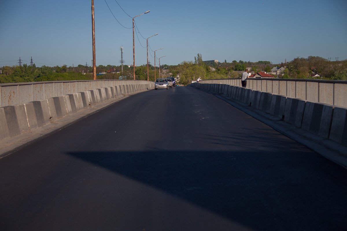 Пешеходов защищают отбойники, выставленные по бокам Пешеходов защищают отбойники, выставленные по бокам