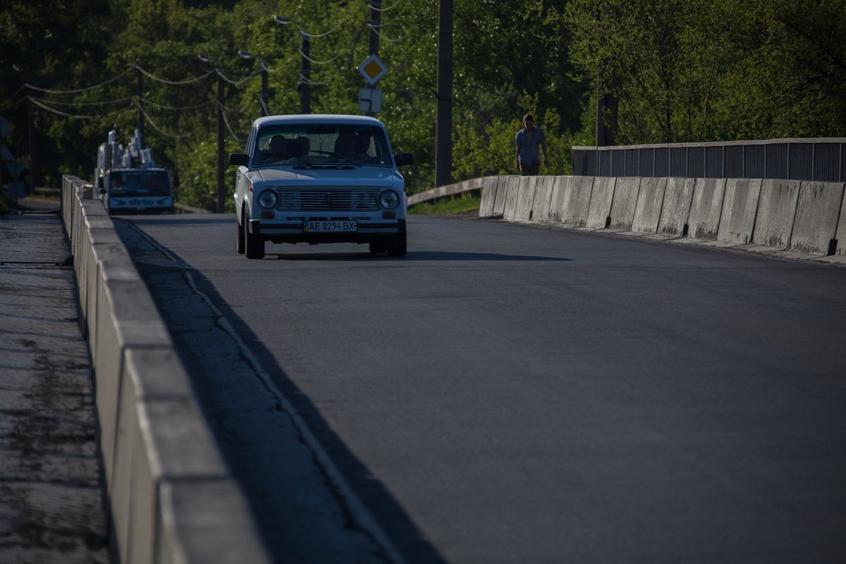 Автомобили довольно урчат на дороге Автомобили довольно урчат на дороге