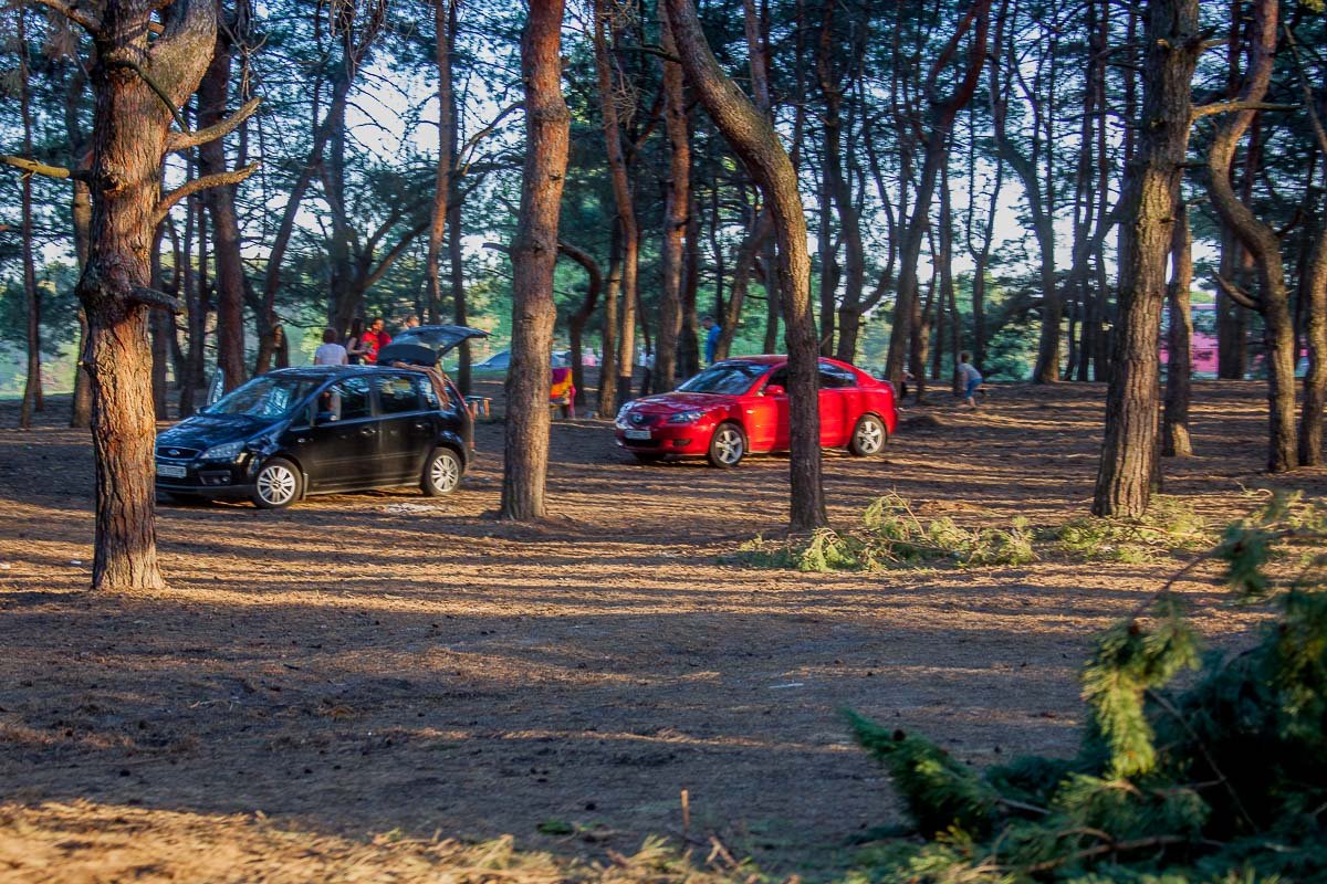 Люди сюда приезжают на авто Люди сюда приезжают на авто