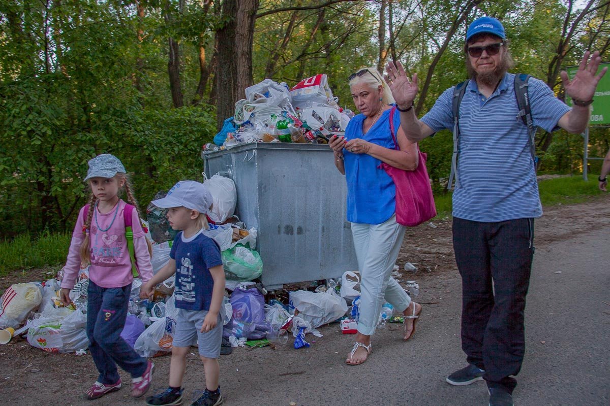 С такими темпами, мусор здесь скоро перекроет дорогу С такими темпами, мусор здесь скоро перекроет дорогу