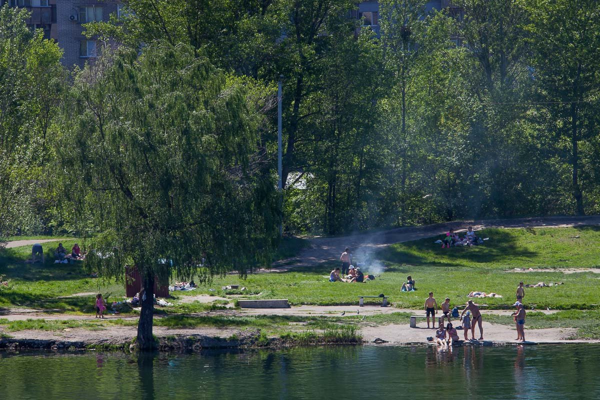 С карьера на Красном Камне многие жители открывают купальный сезон С карьера на Красном Камне многие жители открывают купальный сезон