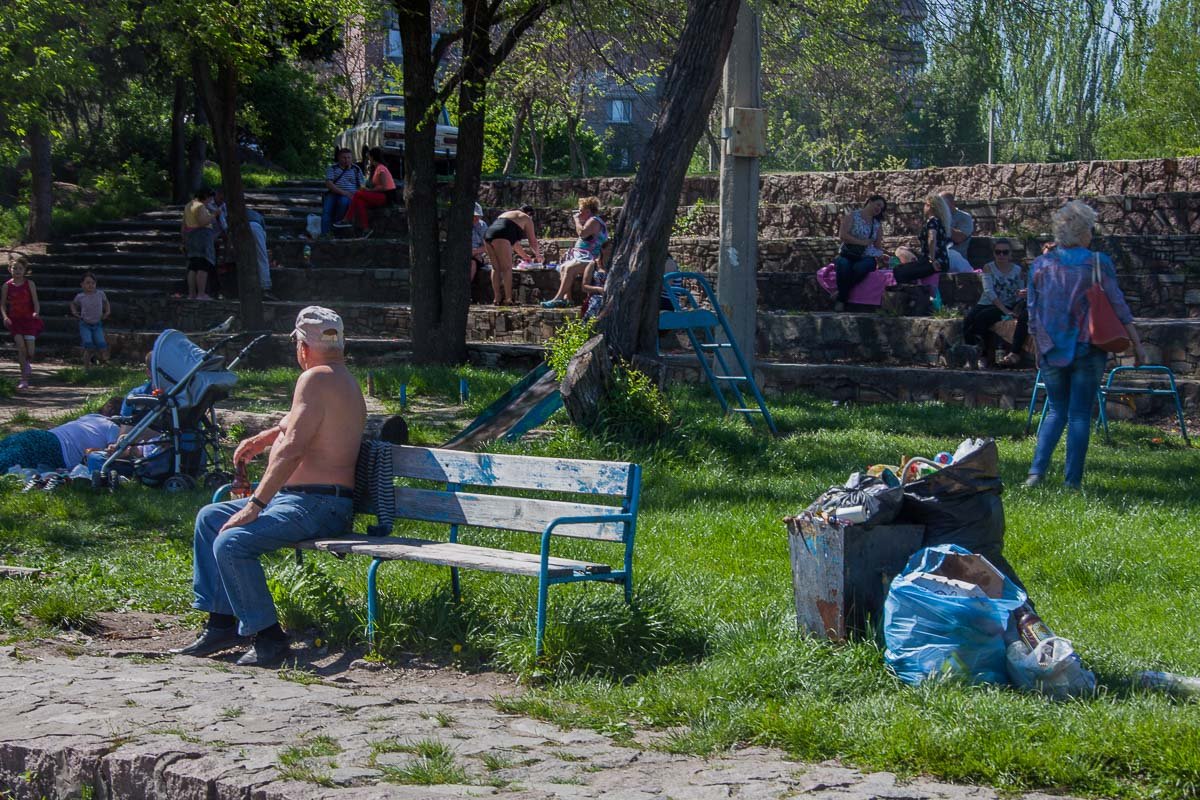 Маленькие урны перегружены Маленькие урны перегружены