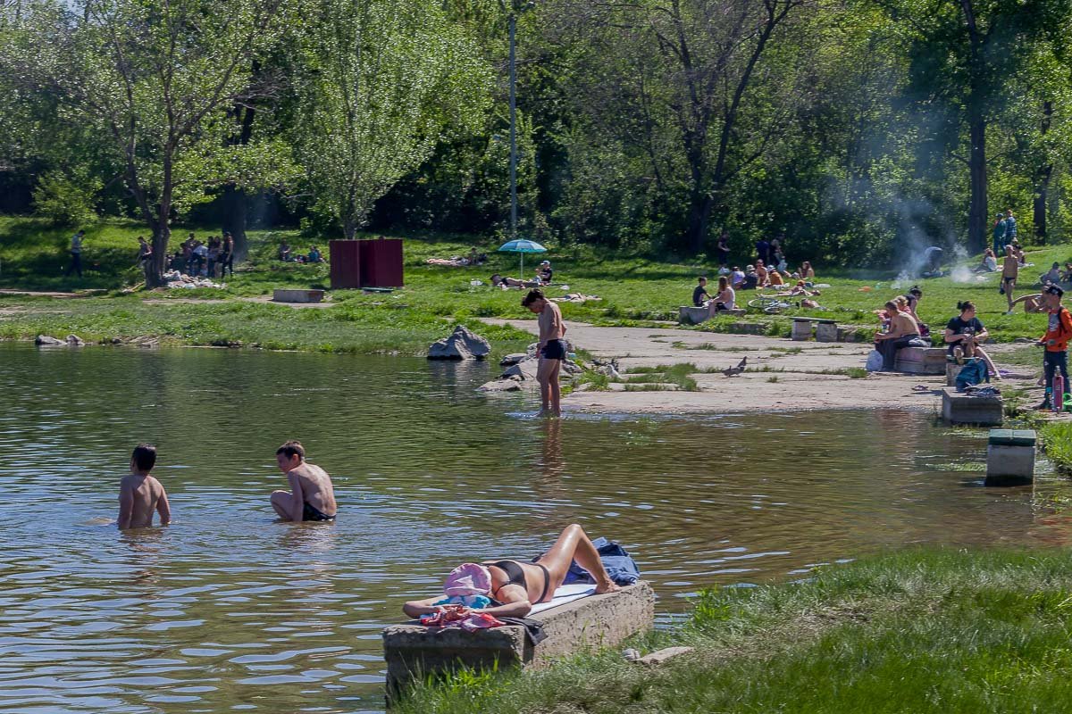 На карьере горожане купаются и устраивают шашлыки На карьере горожане купаются и устраивают шашлыки