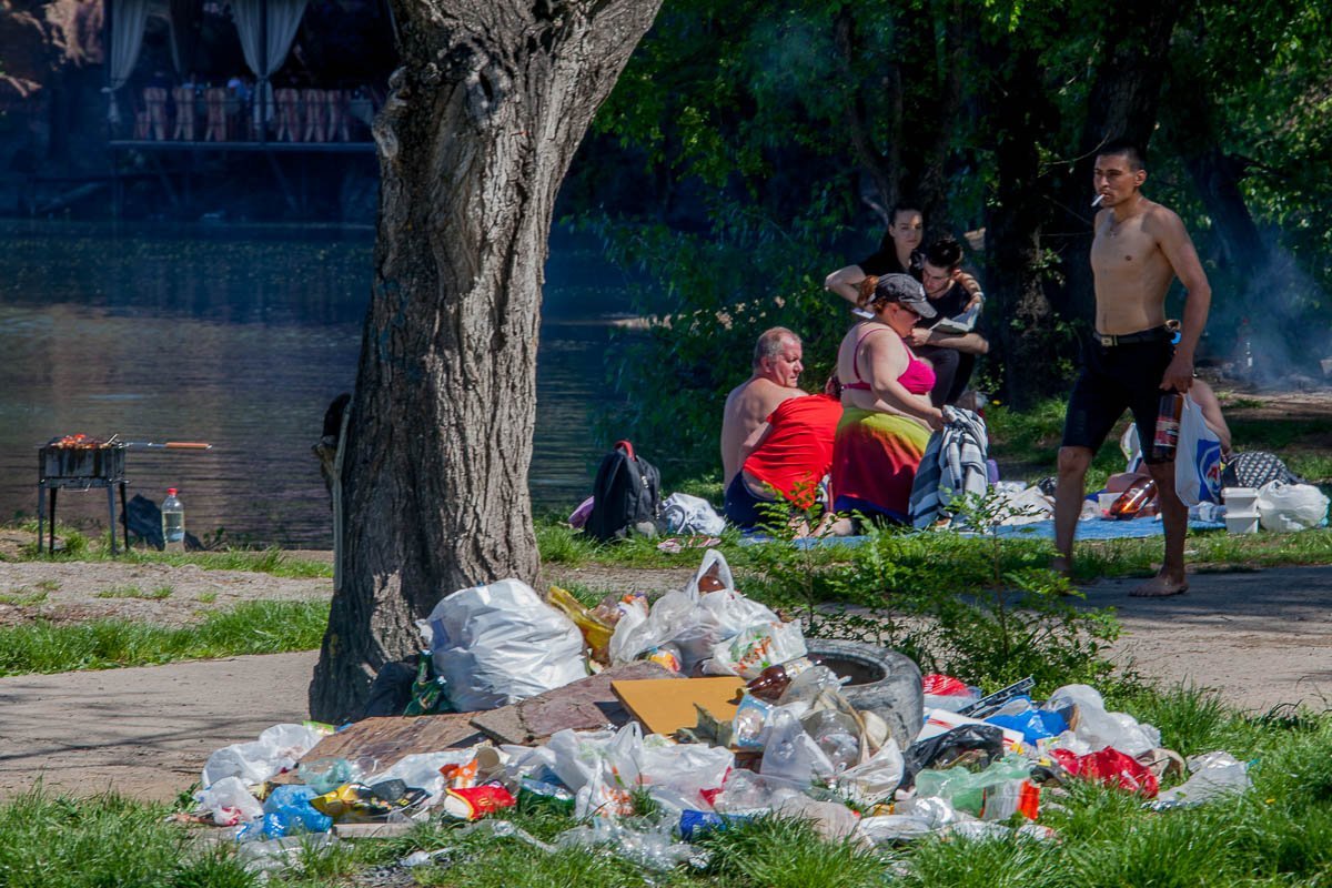 Под одним деревом жители и вовсе организовали свою "урну" Под одним деревом жители и вовсе организовали свою "урну"