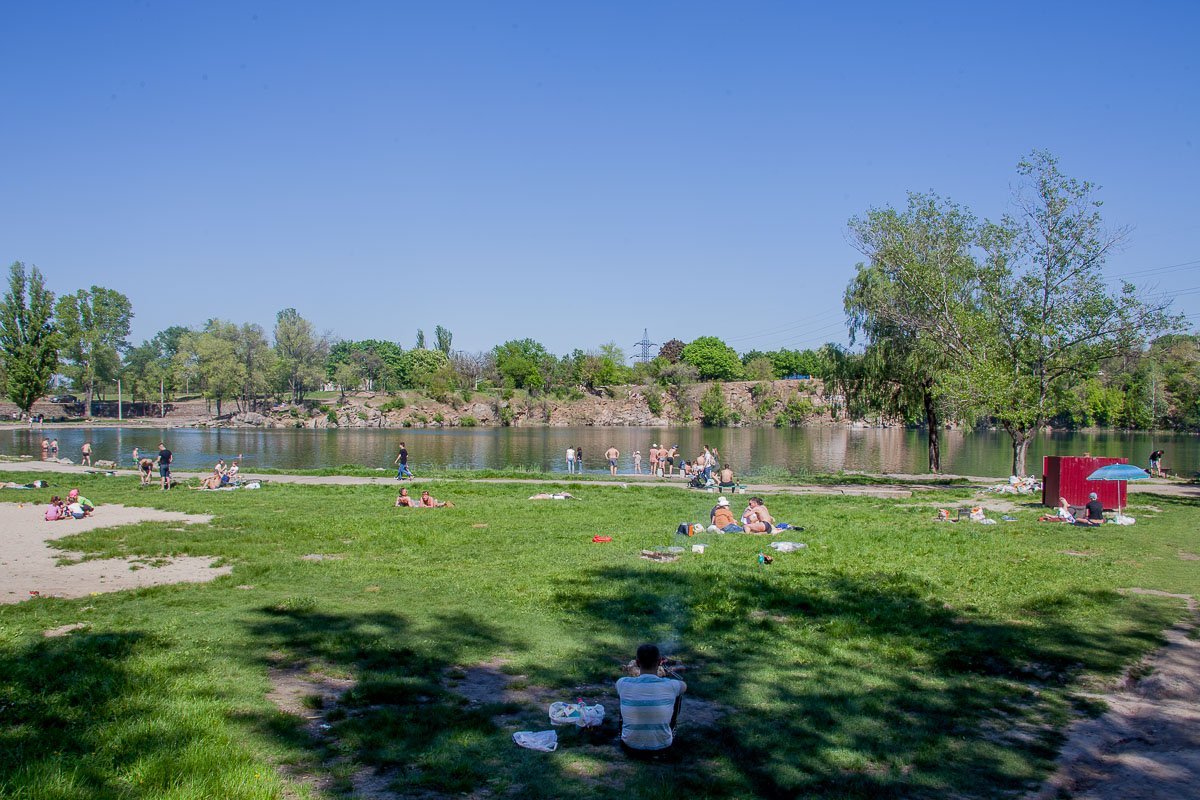 На лужайках мусор не валяется На лужайках мусор не валяется
