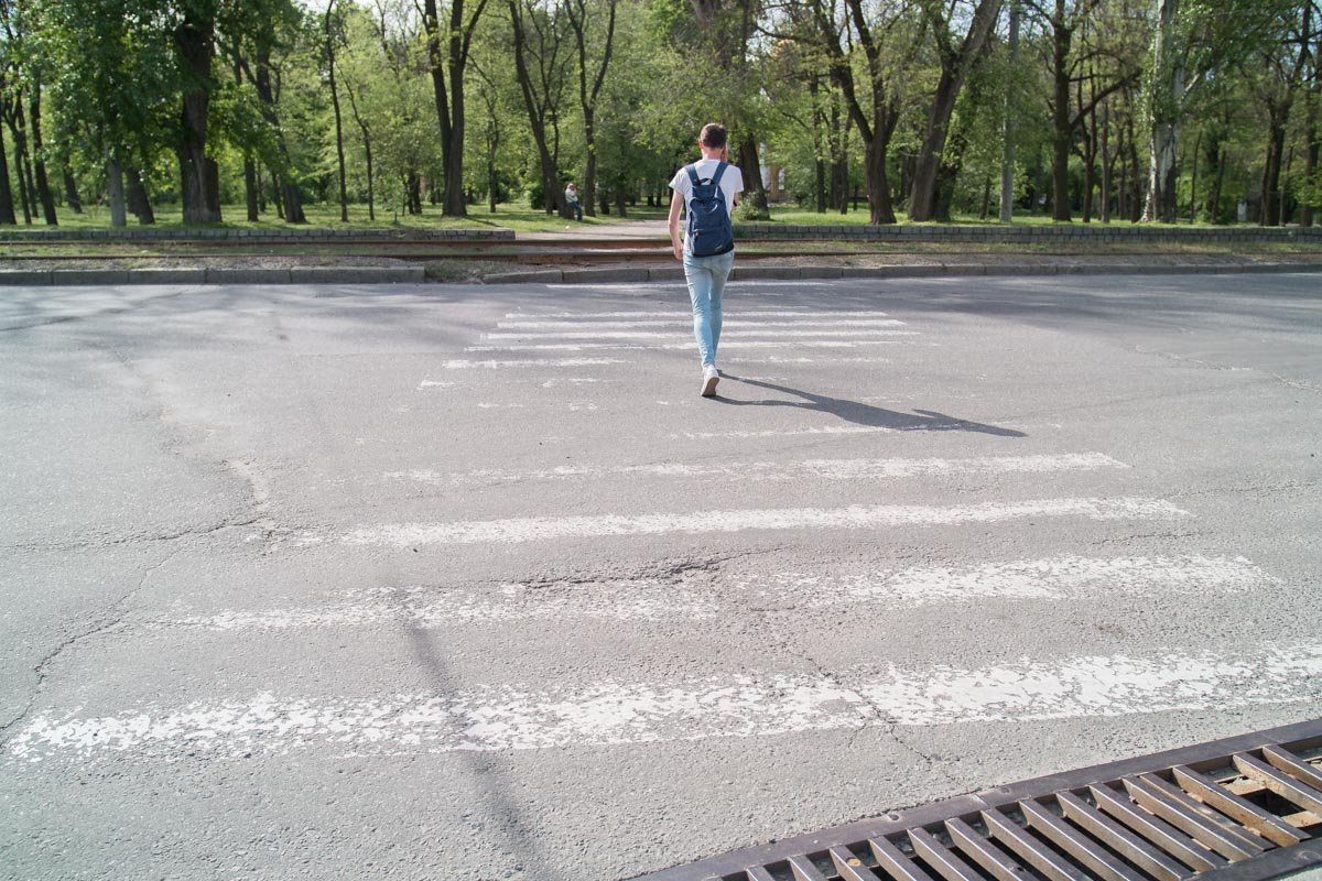 Единственным недочетом можно считать стертую разметку на пешеходных переходах и провалившиеся ливневки Единственным недочетом можно считать стертую разметку на пешеходных переходах и провалившиеся ливневки