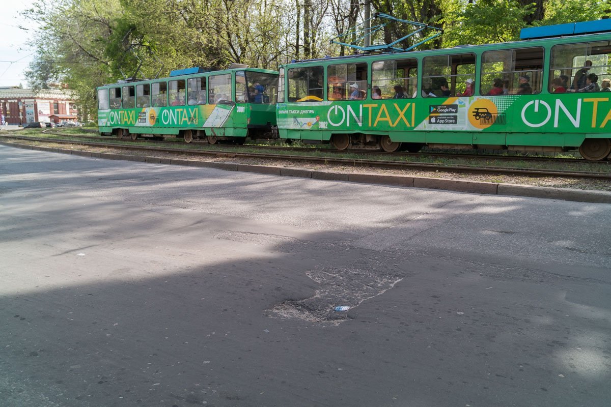 Небольшие ямы и грубые латки очень редко встречаются на этой дороге Небольшие ямы и грубые латки очень редко встречаются на этой дороге